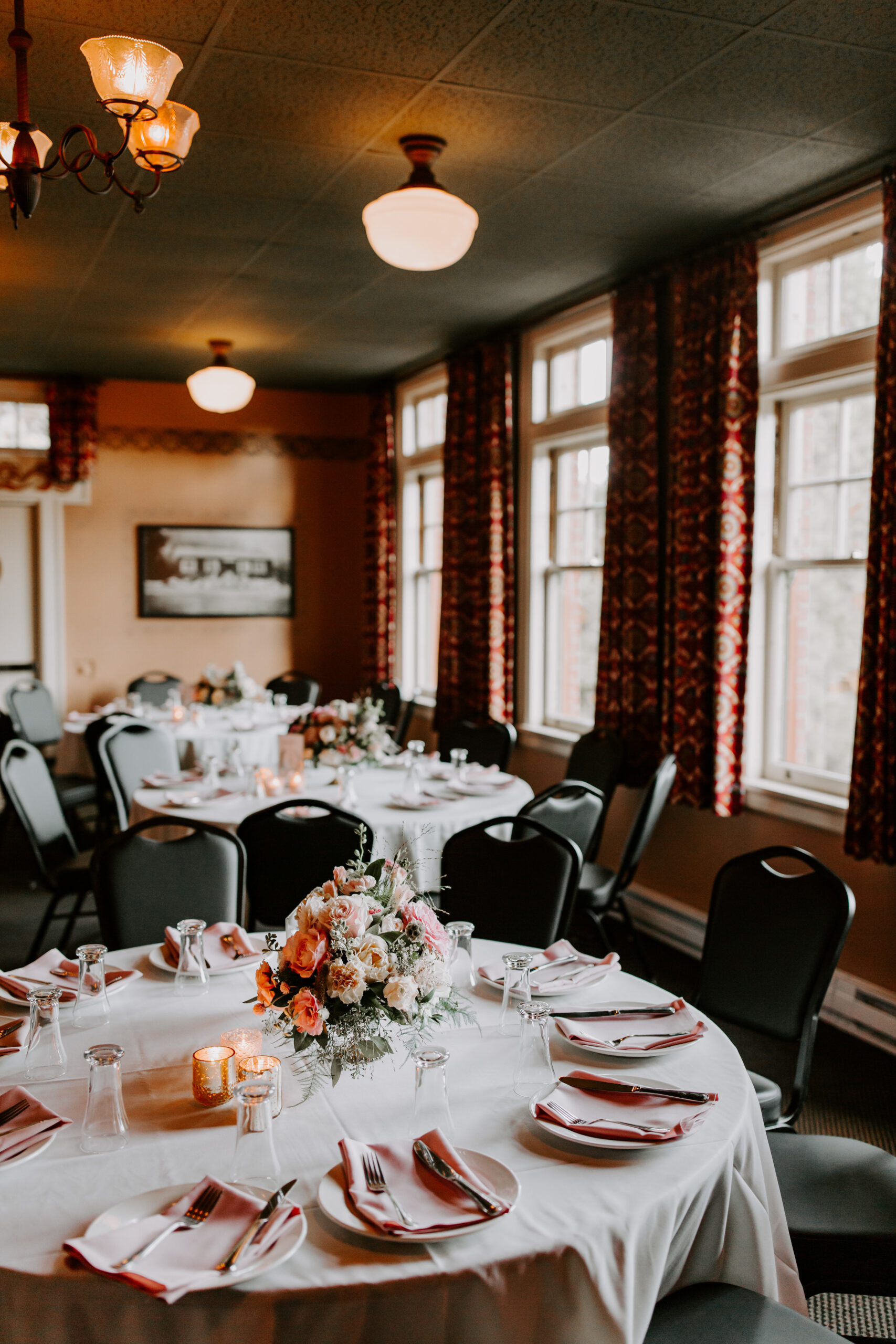 Rustic Bloom Photography |  McMenamins Grand Lodge | Reception Table Inspiration